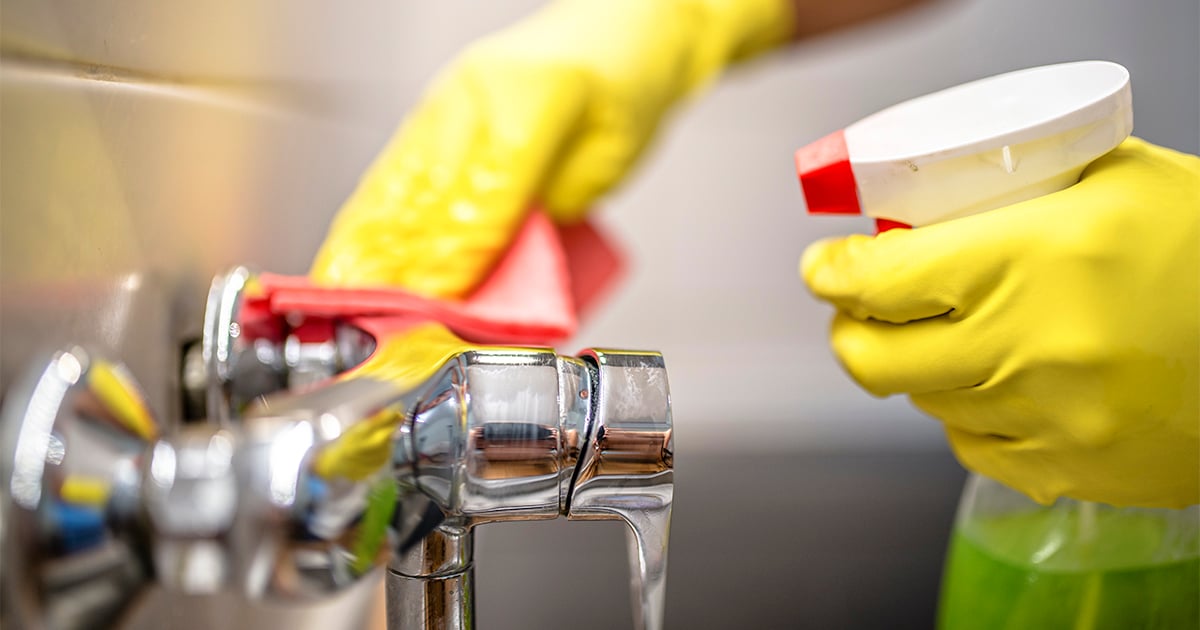 Cleaning_bathroom_833728312_1200x630