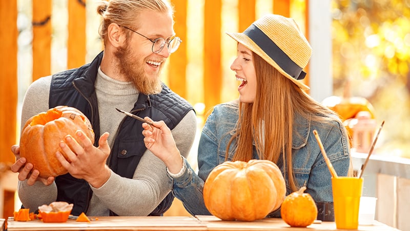 couple_decorating_fall_132830392_800x450