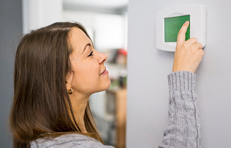 woman_Thermostat_1352499371_800x513